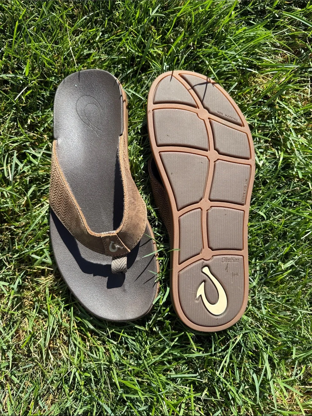 OluKai Men’s Brown Leather Thong Sandals